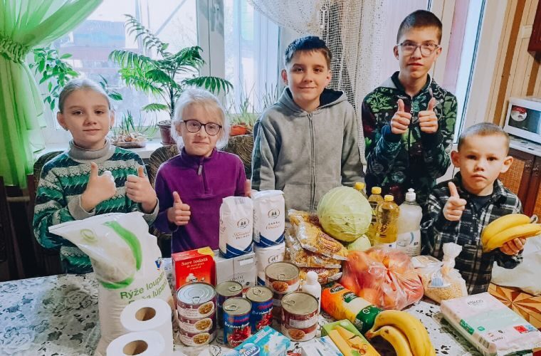 Ukrainian children receiving groceries